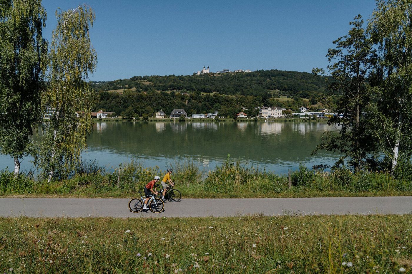 Zwei Radfahrer am Donauradweg im Nibelungengau