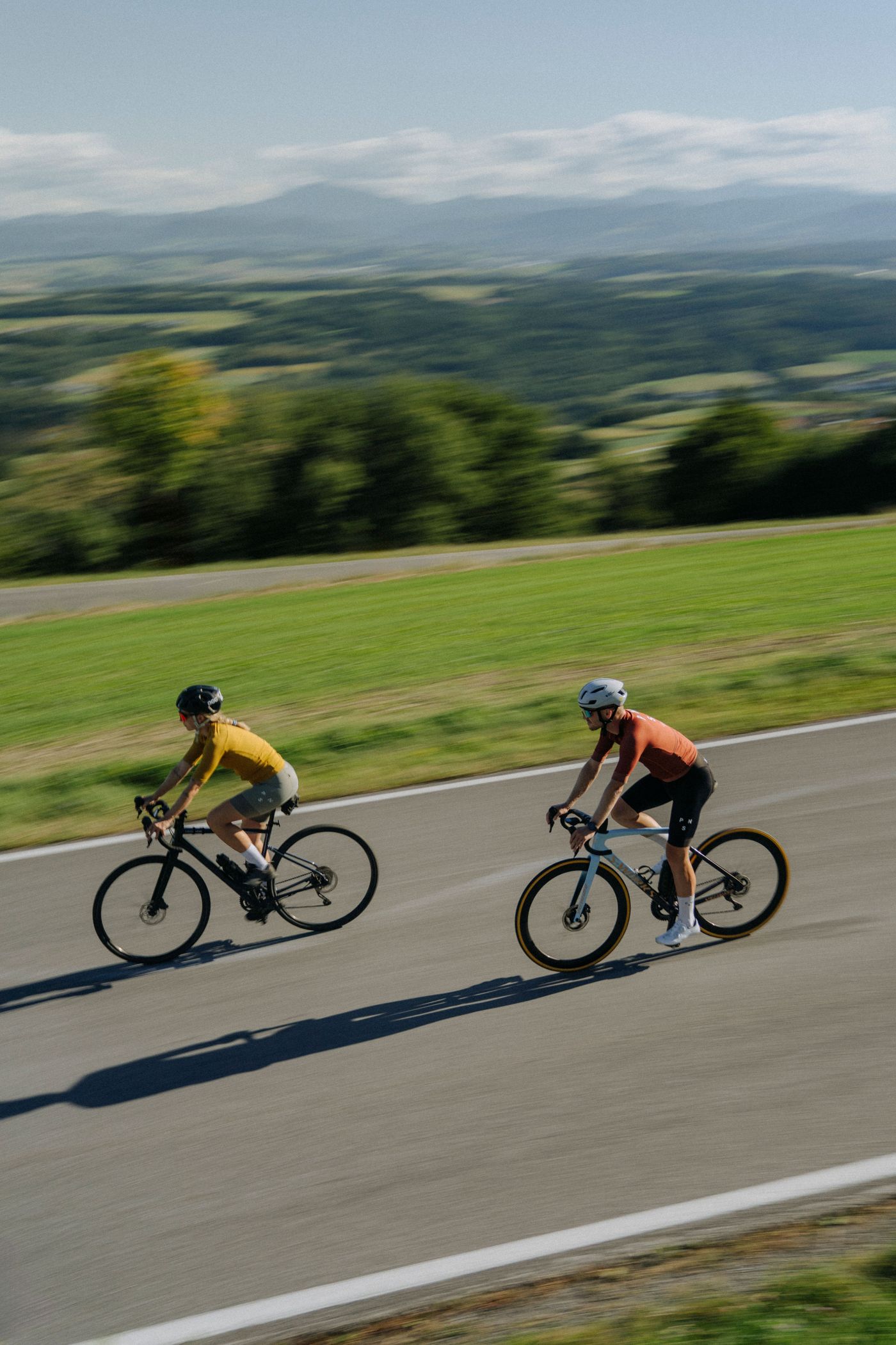 Zwei Radfahrer auf der Panorama-Schatz-Tour im Nibelungengau