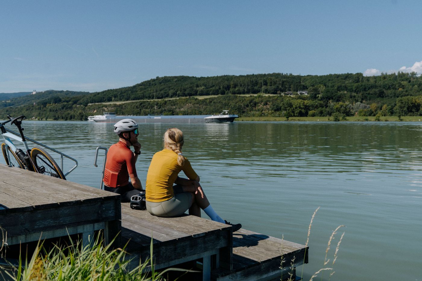 Radfahrende beim Zehenbad an der Donau in Pöchlarn