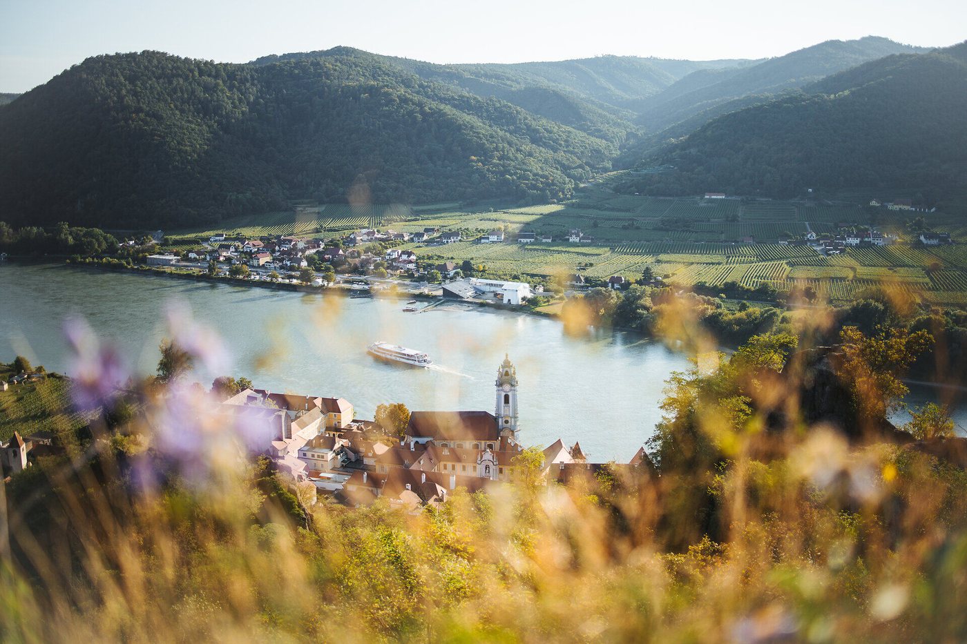 Dürnstein an der Donau zwischen den Hügeln der Wachau