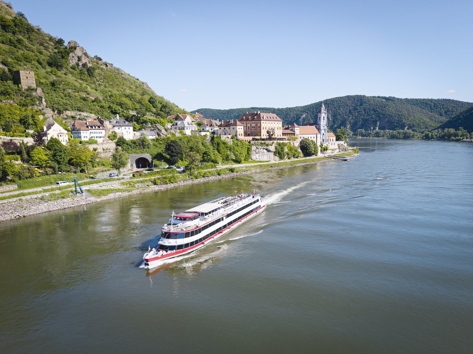 Ausflugsschiff auf der Donau bei Dürnstein