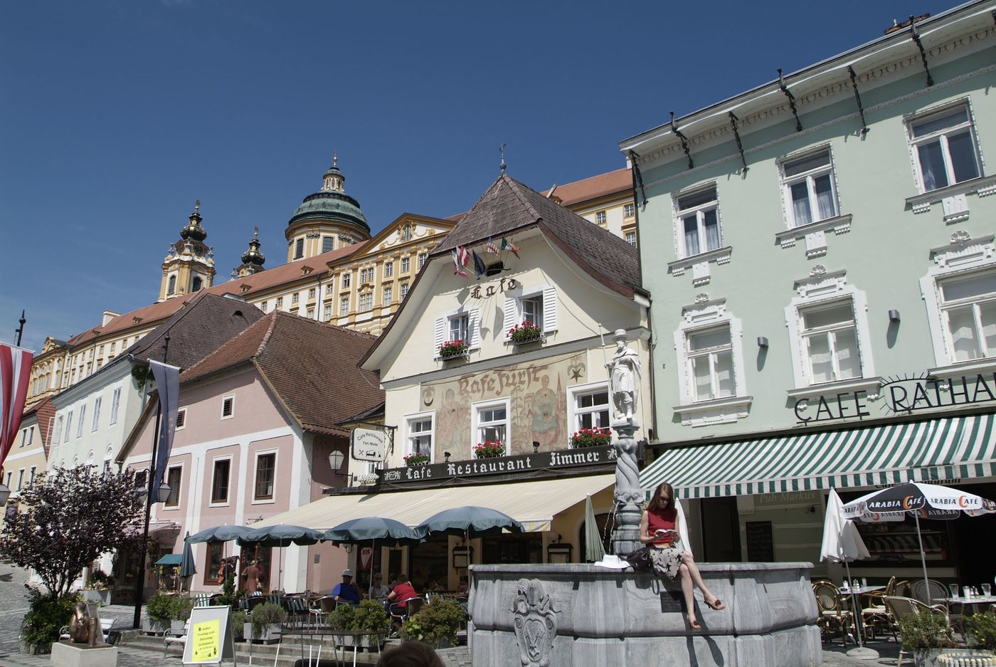 Historische Altstadtgasse in Melk mit Cafés