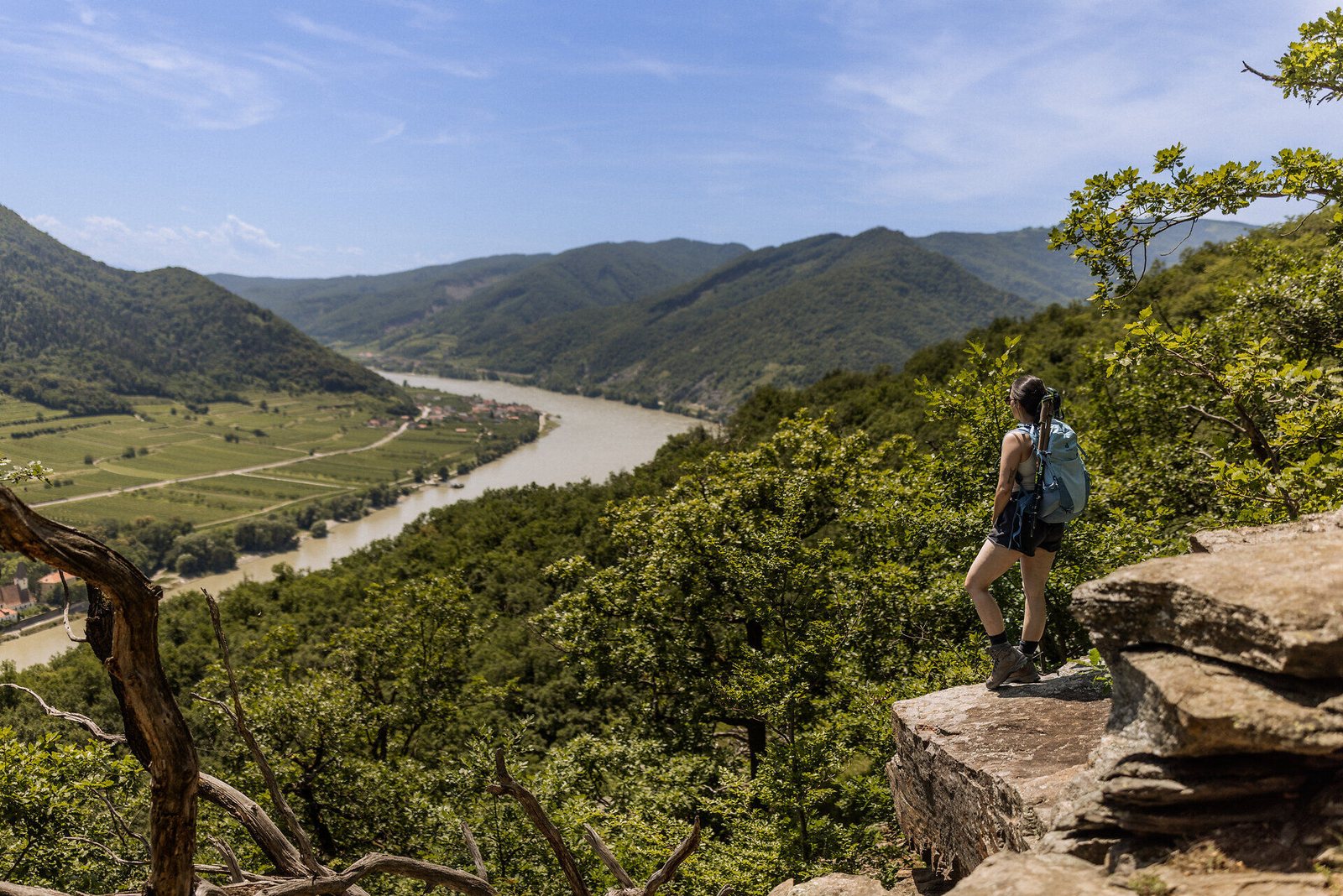 Wanderin am Welterbesteig Wachau über der Donau