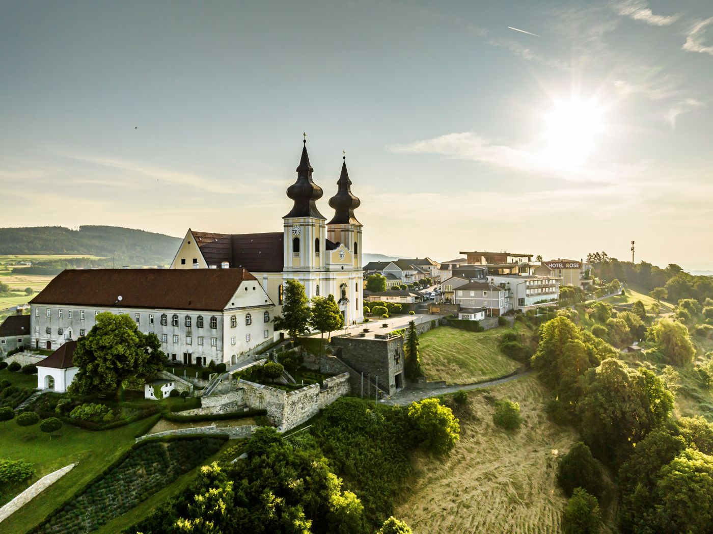 Wallfahrtskirche Maria Taferl mit der Donau im Hintergrund