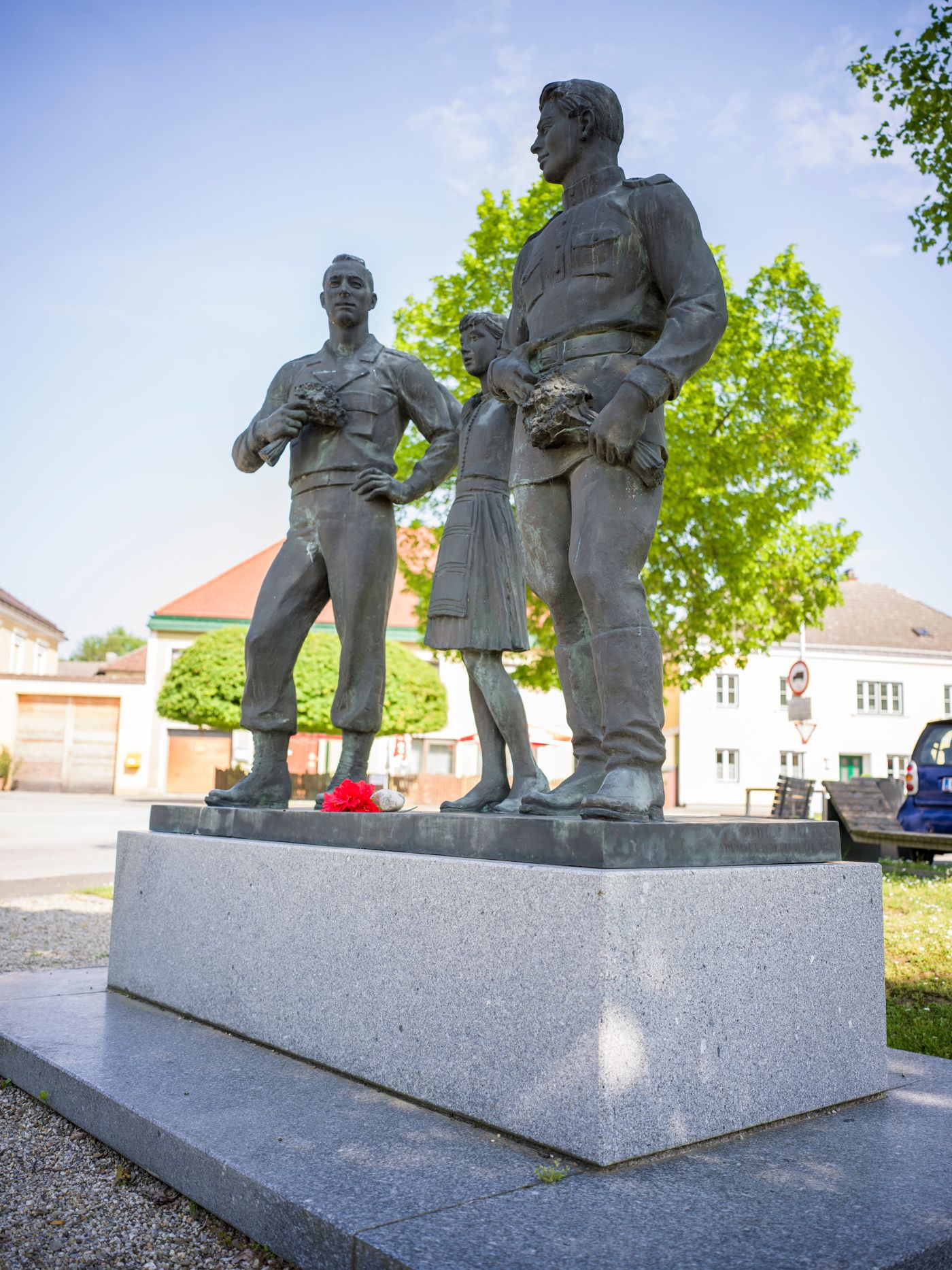 Friedensskulptur in Erlauf mit zwei Soldaten und einem Mädchen