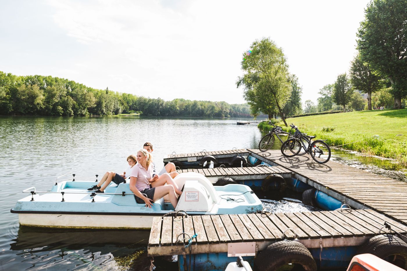 Donausee Weitenegg mit Liegewiese und Wasser