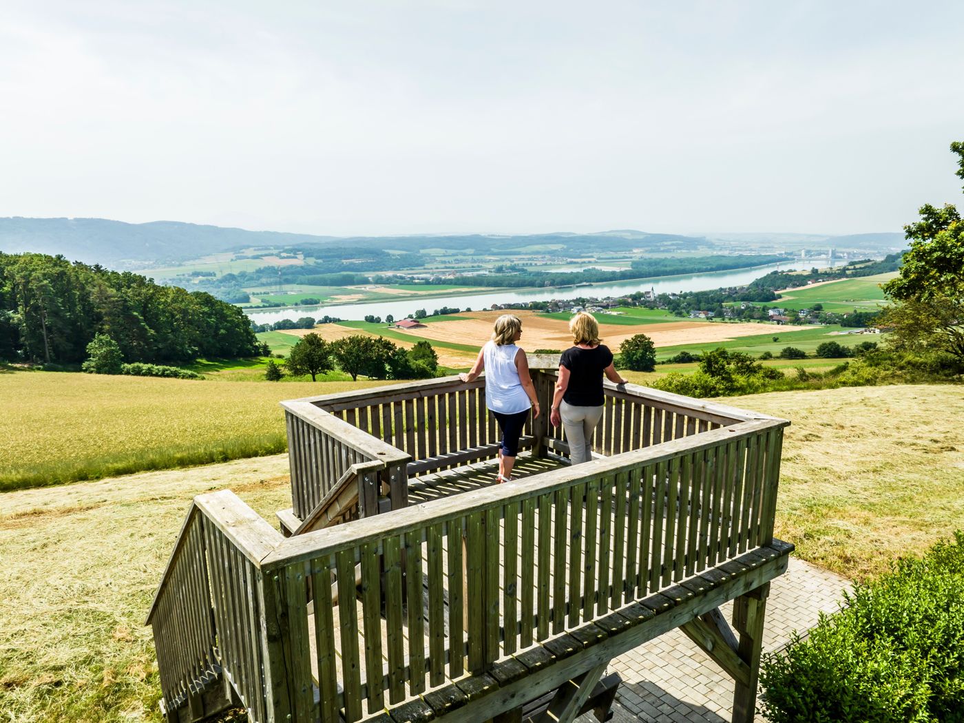 Zwei Wanderinnen auf der Aussichtswarte Henzing mit Blick auf die Donau